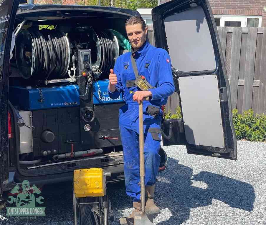 Een tevreden monteur met opgestoken duim naast de bestelbus, slim ingrijpen bespaart kosten bij een verstopte afvoer in Dongen