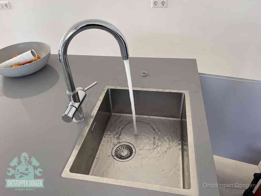 Een vrij doorstromende rvs spoelbak waar het water moeiteloos wegloopt, het resultaat van slim onderhoud dat geld bespaart in Dongen