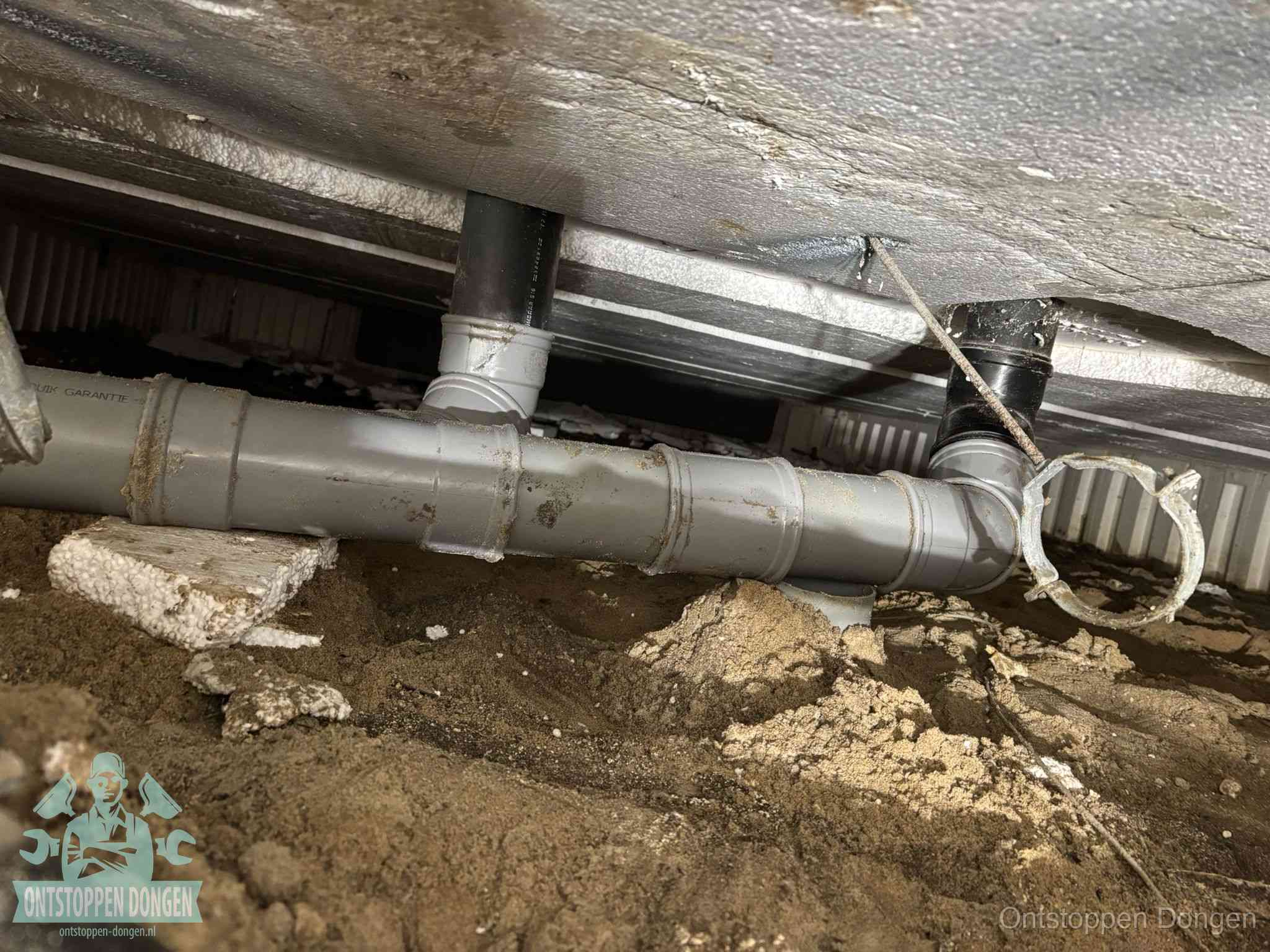 PVC-buizen in de kruipruimte van een gemengd of gescheiden rioolstelsel in Dongen
