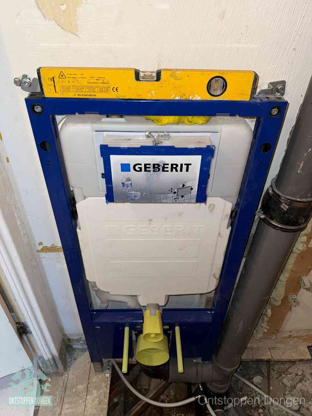 Een Geberit inbouwreservoir met frame voor een hangtoilet tegen de wand, met de afvoerbocht naar de vloer, kenmerkend voor een verstopt hangtoilet in Dongen