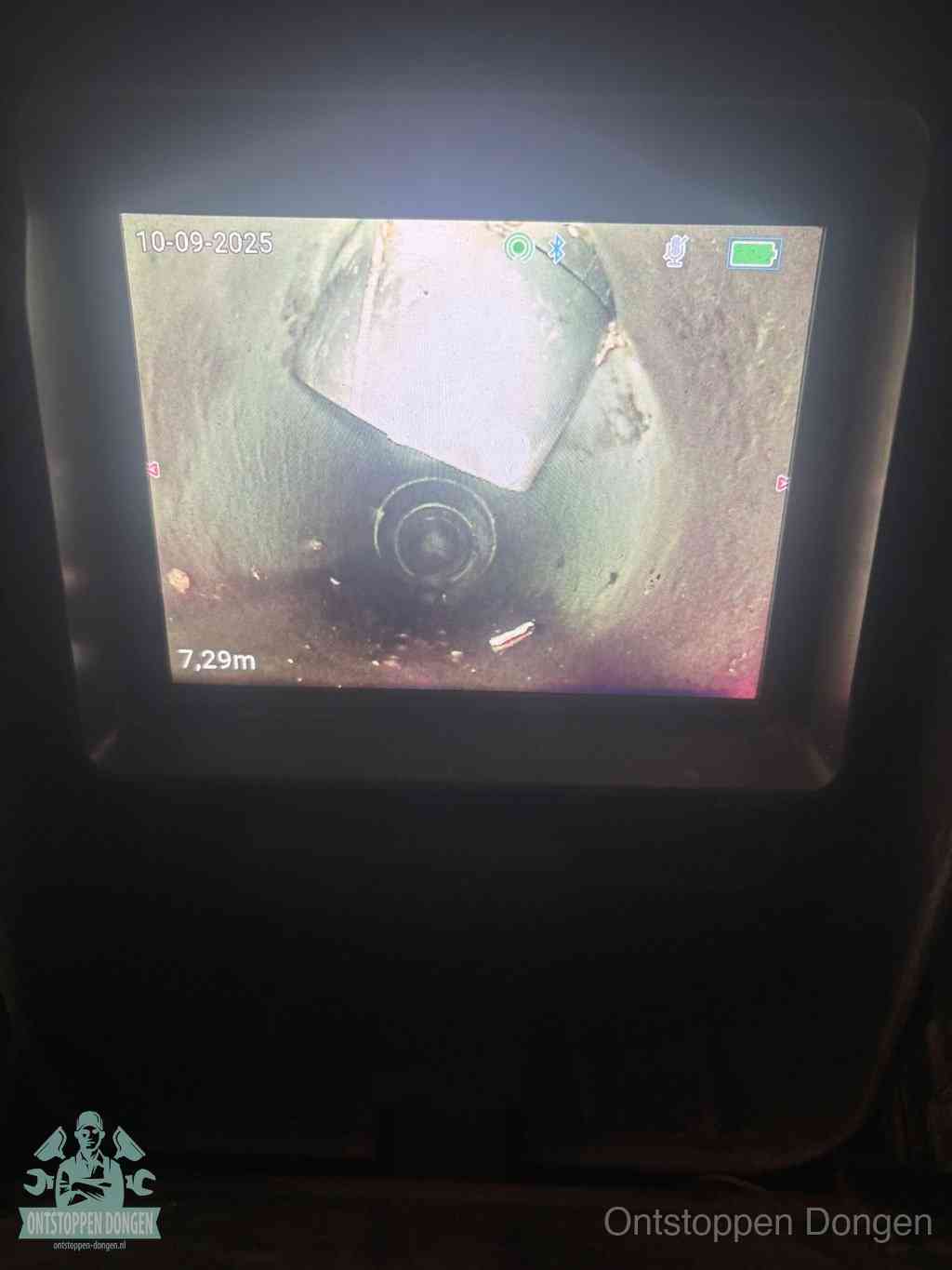 Camerabeeld van een verzakte rioolbuis diep onder de grond, een rioolverzakking in Dongen