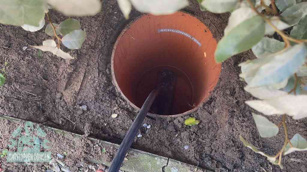 Open inspectieput in de tuin waar een veer rioolvliegjes en stankoverlast aanpakt in Dongen