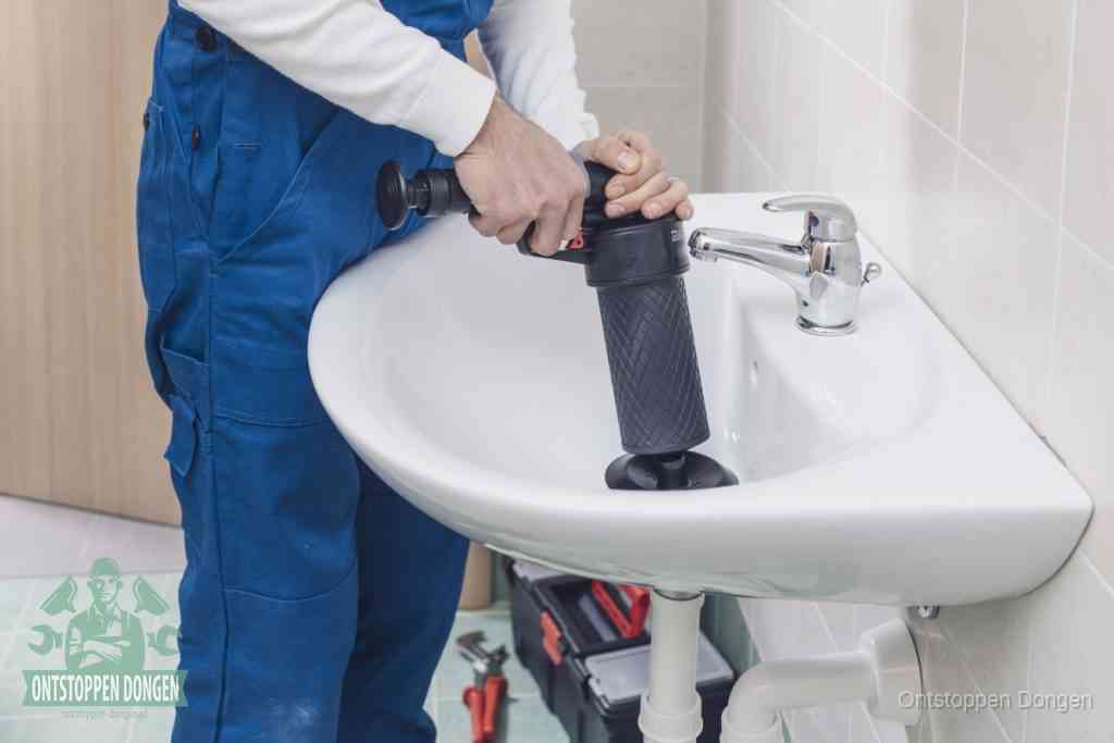 Een te ruwe doe-het-zelf poging met een hand-pomp op de afvoer van een badkamer-wastafel, een van de veelgemaakte fouten bij afvoer ontstoppen in Dongen