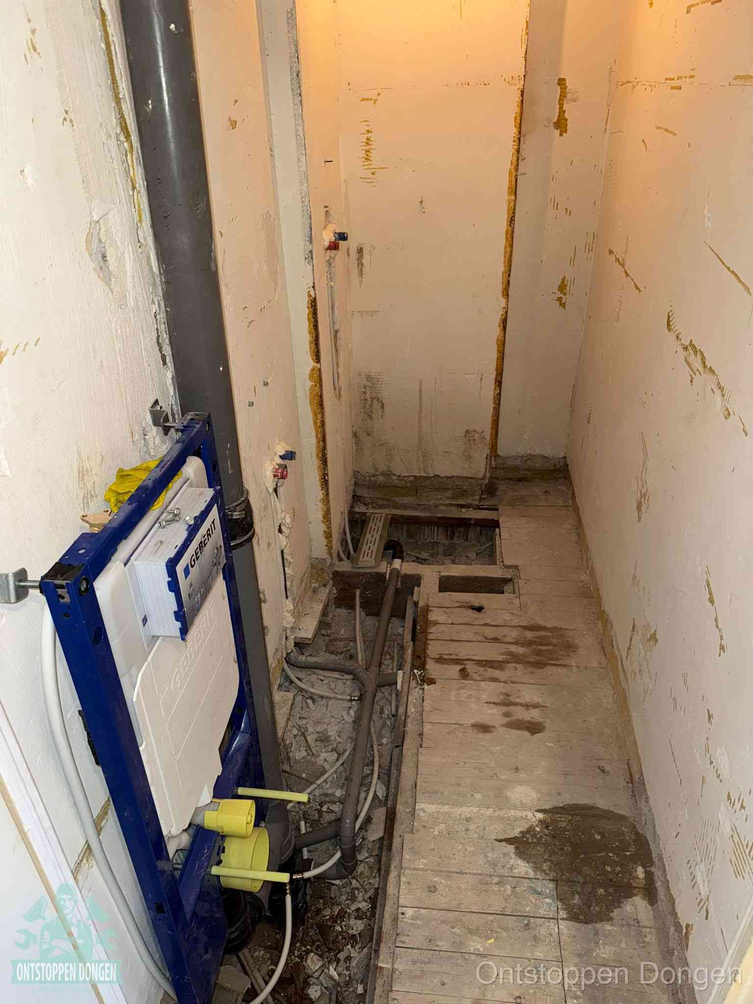 Een opgebroken toiletruimte tijdens renovatie met een Geberit inbouwreservoir en blootliggende oude afvoerleidingen, typisch voor oudere woningen in Dongen